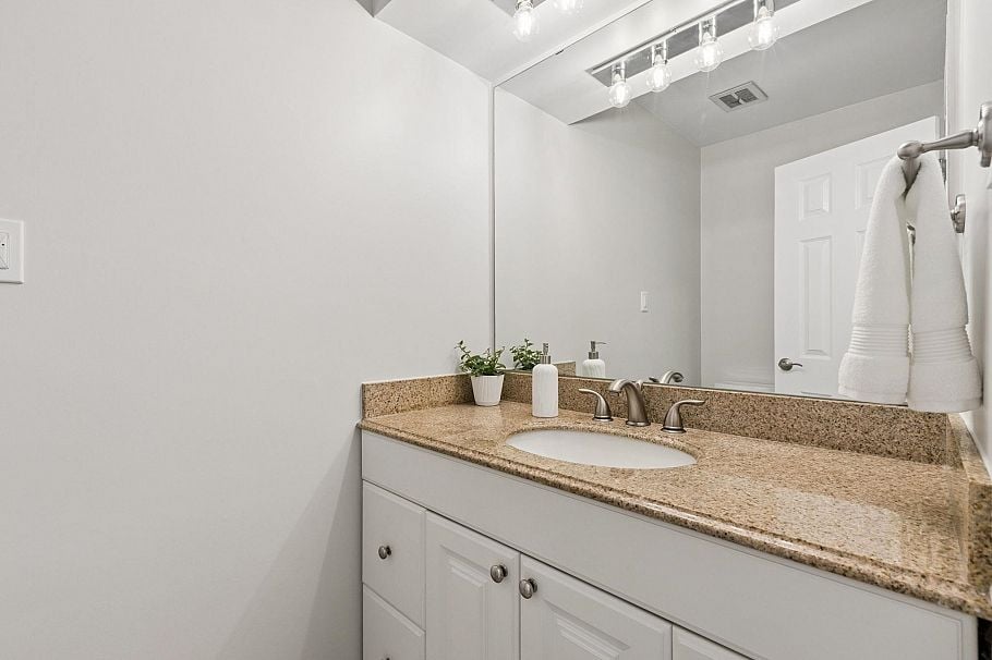 1256 Eastview Road North Vancouver, BC - 29