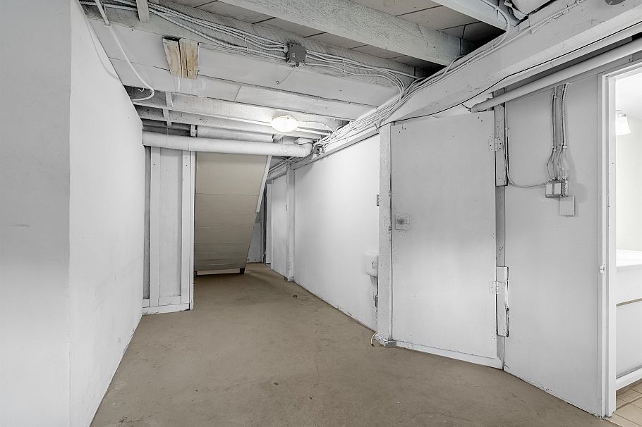 3425 W 8th Avenue Vancouver, BC - 22