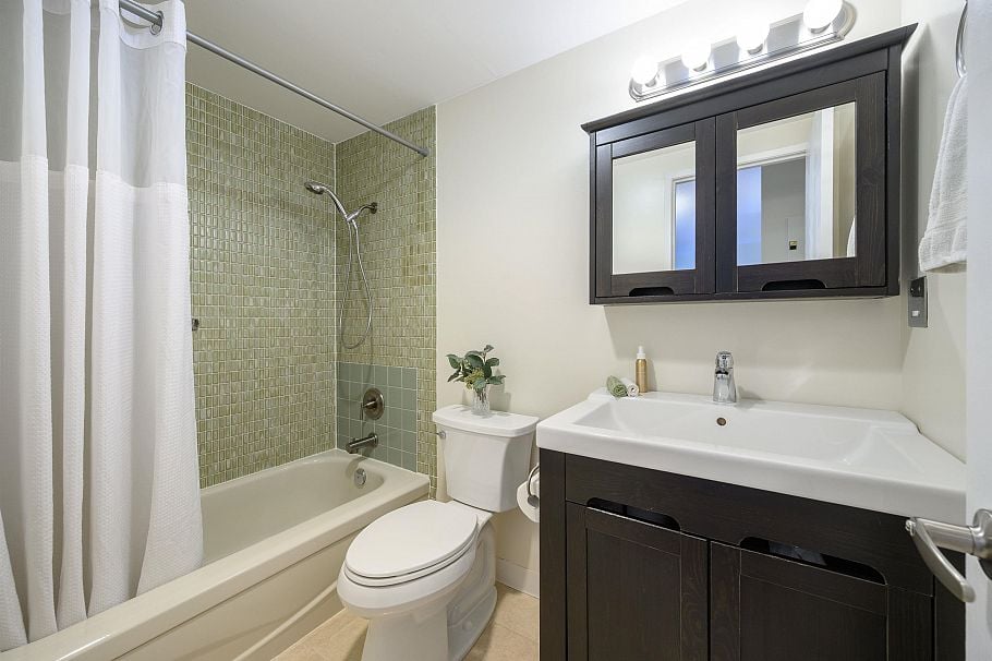 105 123 E 19th Street North Vancouver, BC - 16