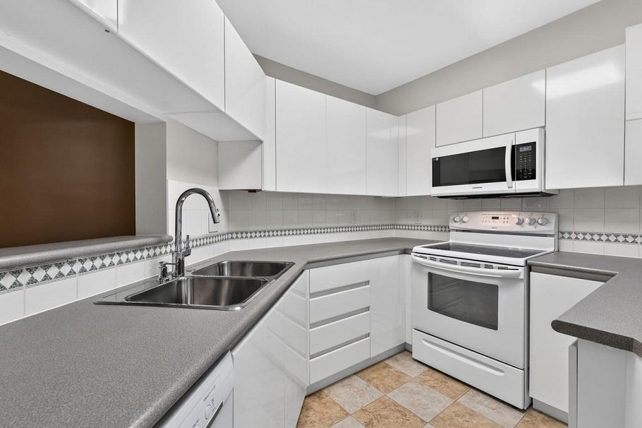 109 8460 Jellicoe Street Vancouver, BC - 8