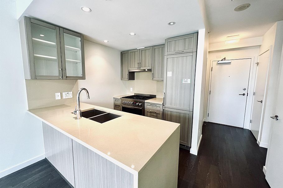 605 5598 Ormidale Street Vancouver, BC - 4