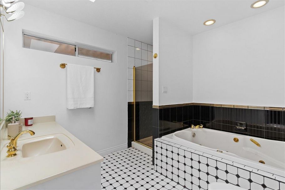 2471 Mowat Place North Vancouver, BC - 17
