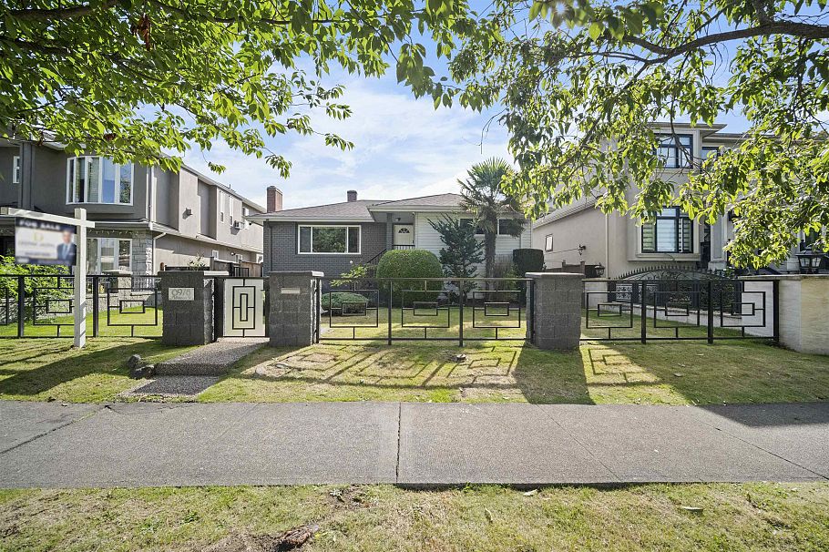 6978 Mckinnon Street Vancouver, BC - 1