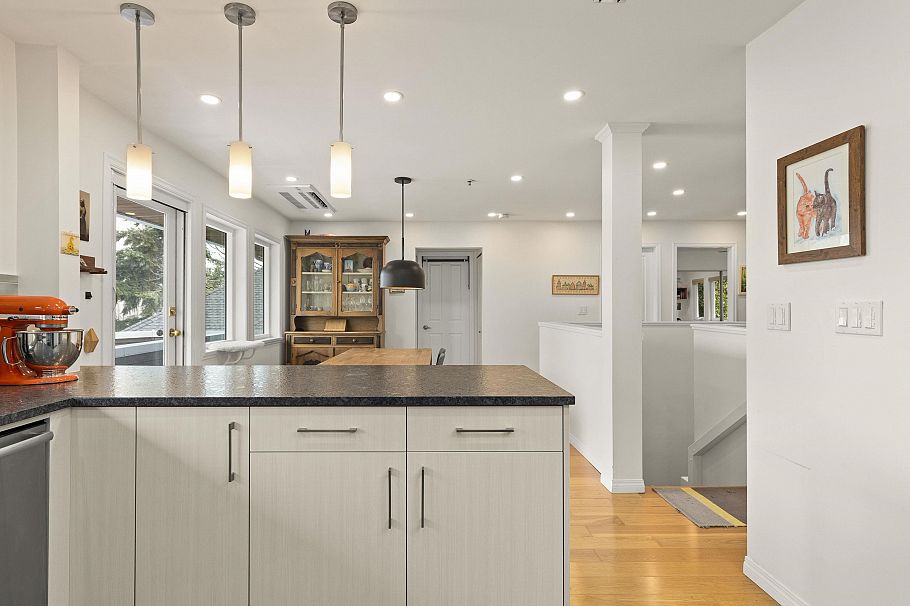 1815 W 14th Avenue Vancouver, BC - 13