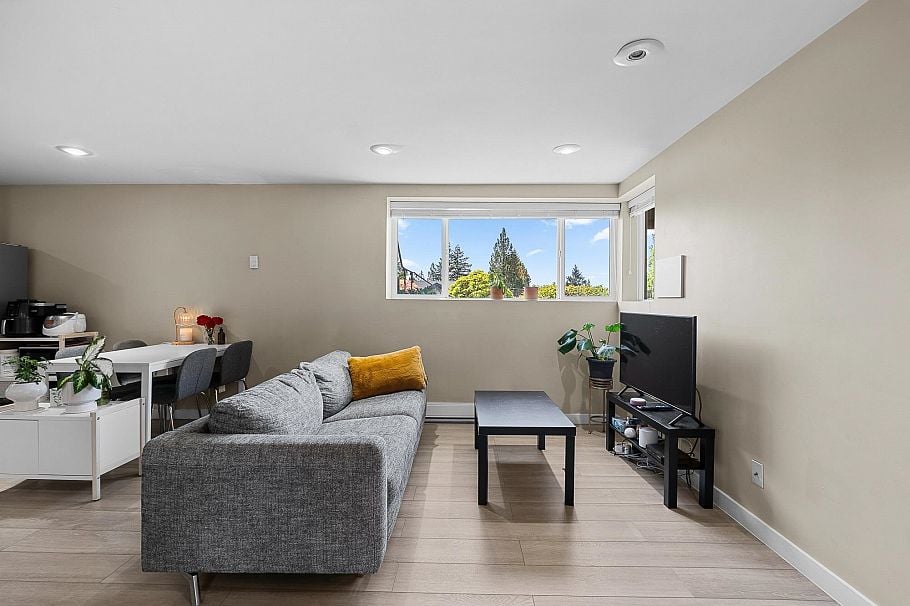 170 Carisbrooke Crescent North Vancouver, BC - 9