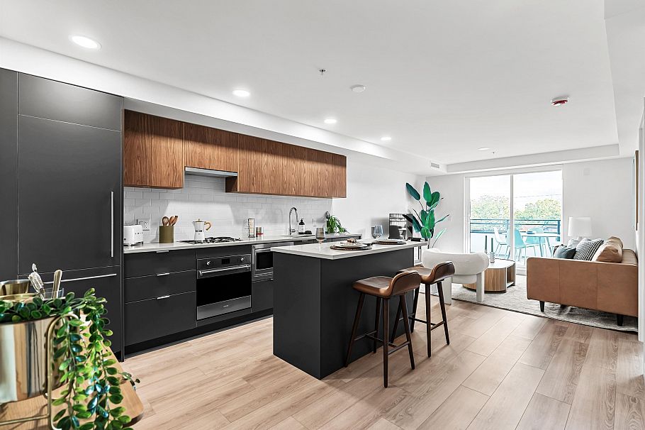204 2419 Grant Street Vancouver, BC - 2