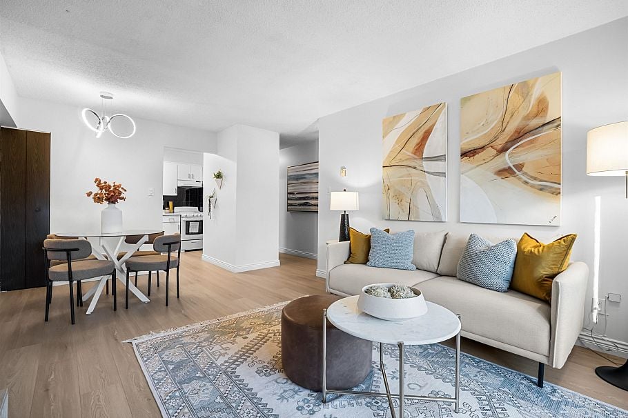 313 975 E Broadway Vancouver, BC - 2