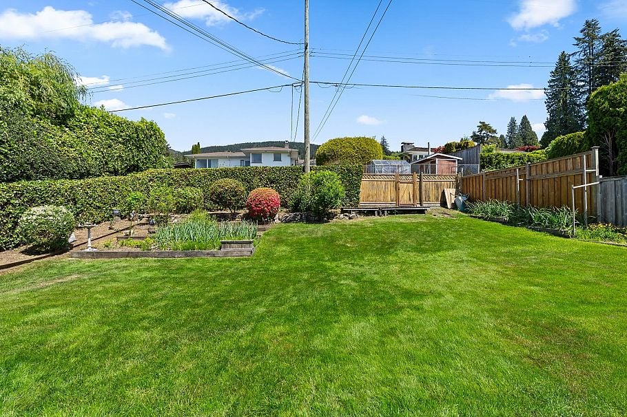 170 Carisbrooke Crescent North Vancouver, BC - 15