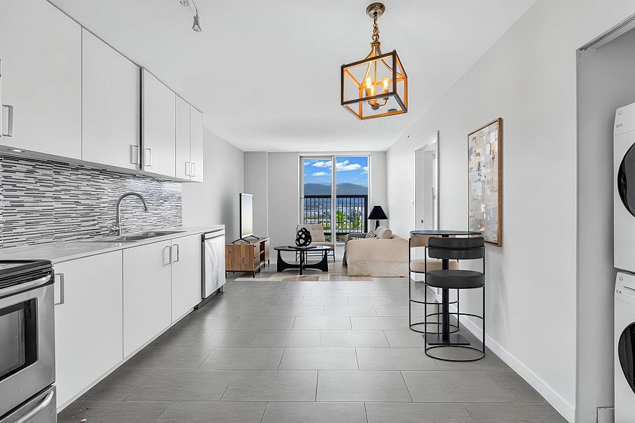 1011 66 W Cordova Street Vancouver, BC - 2