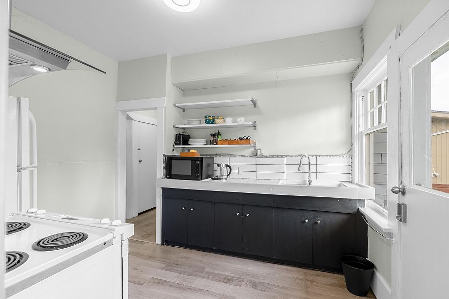 3425 W 8th Avenue Vancouver, BC - 11