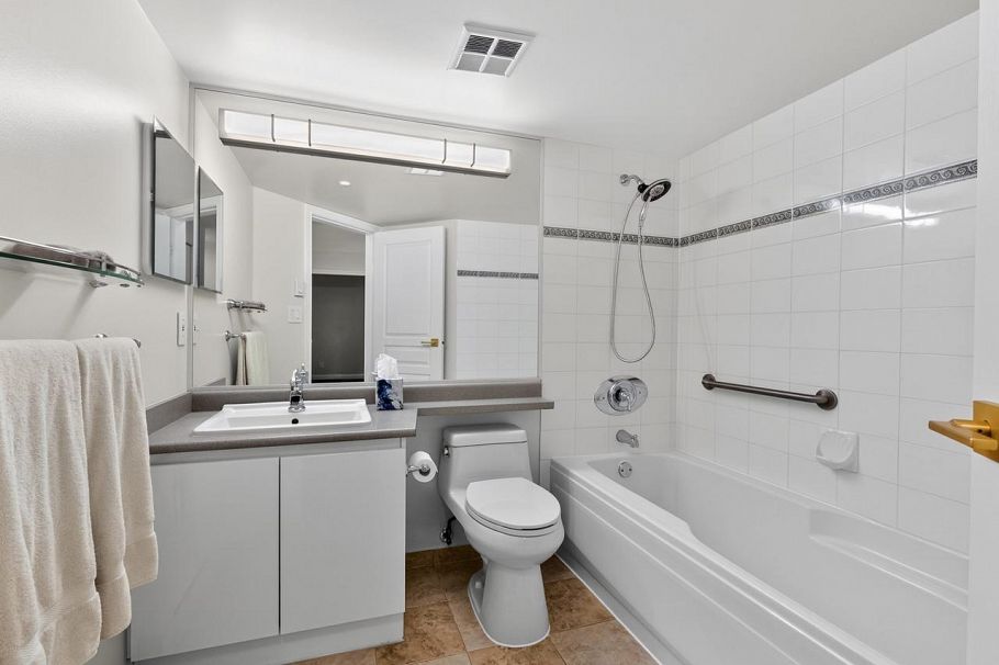 109 8460 Jellicoe Street Vancouver, BC - 15