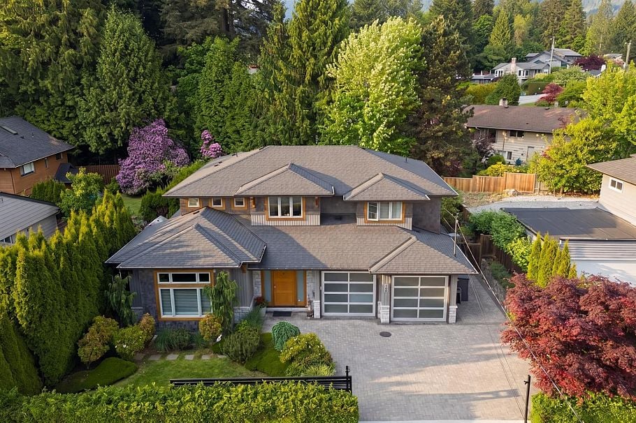 1138 Ridgewood Drive North Vancouver, BC - 1