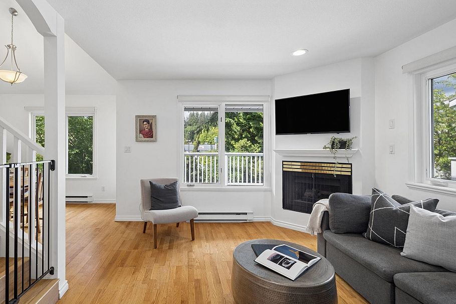 207 1518 Bowser Avenue North Vancouver, BC - 2