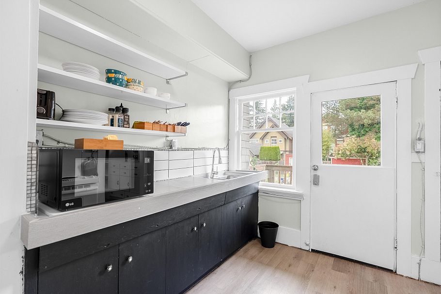 3425 W 8th Avenue Vancouver, BC - 12