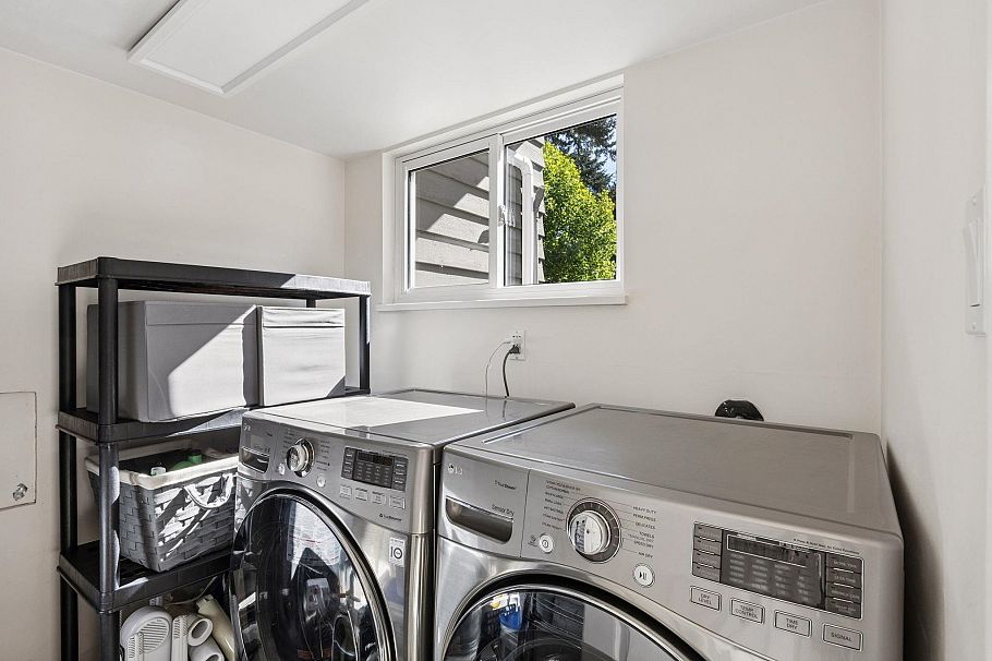 1256 Eastview Road North Vancouver, BC - 30
