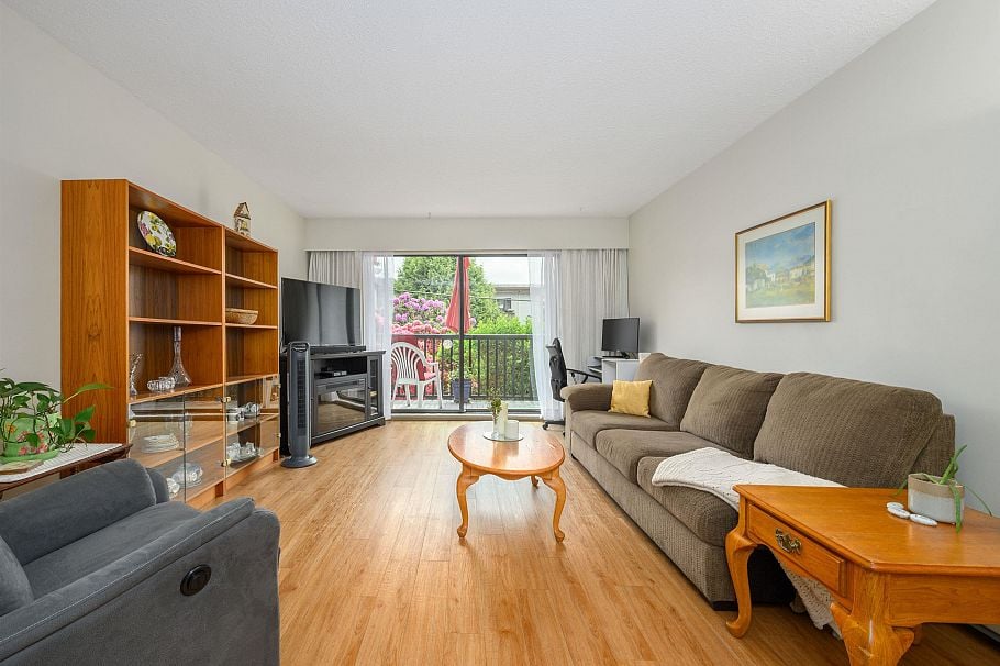 105 123 E 19th Street North Vancouver, BC - 1