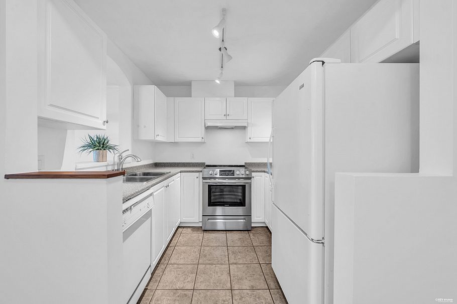 206 3638 Rae Avenue Vancouver, BC - 9
