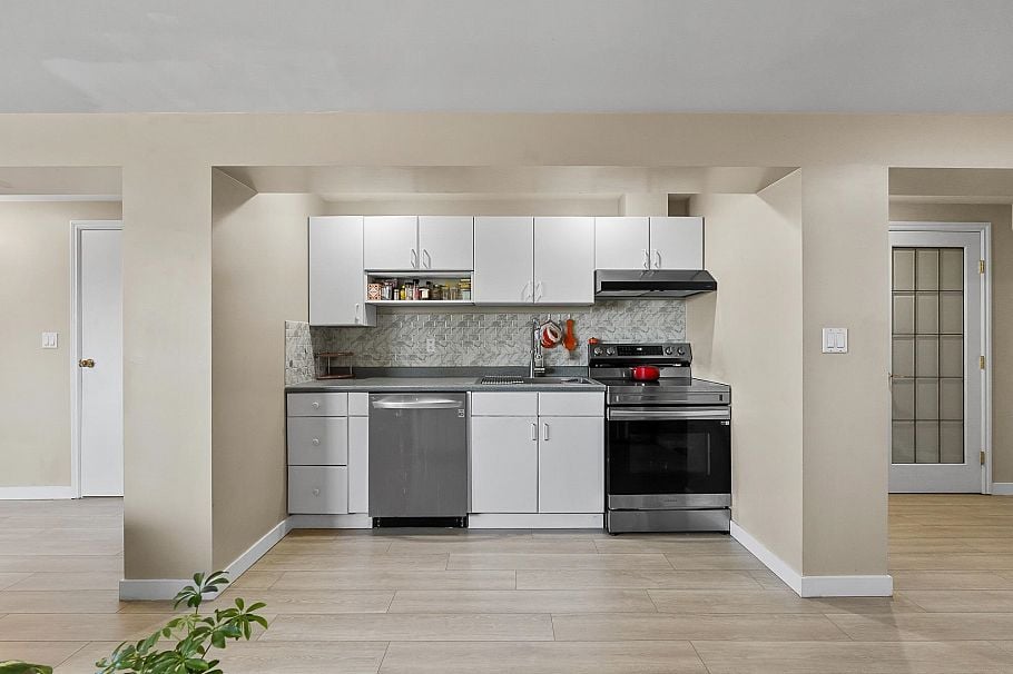 170 Carisbrooke Crescent North Vancouver, BC - 11