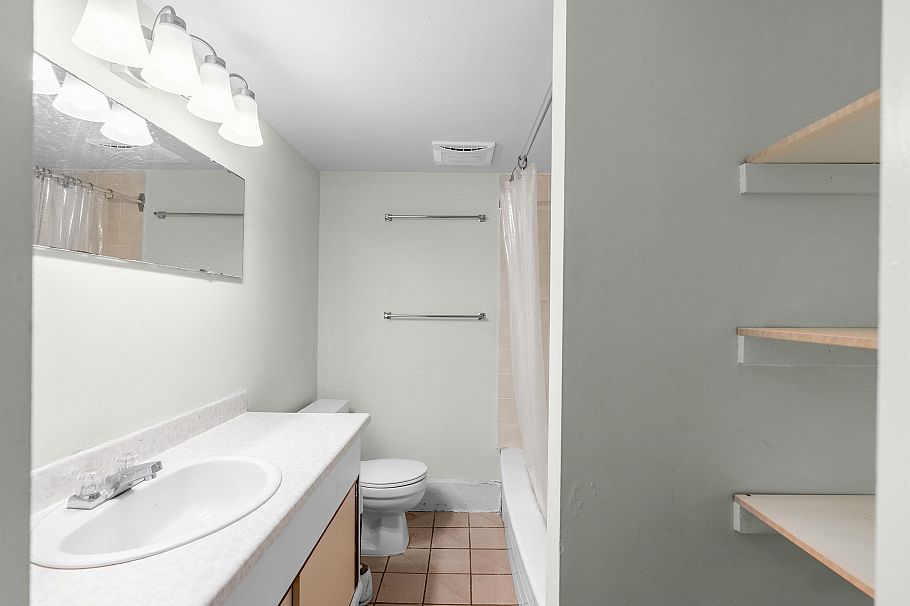 3425 W 8th Avenue Vancouver, BC - 25