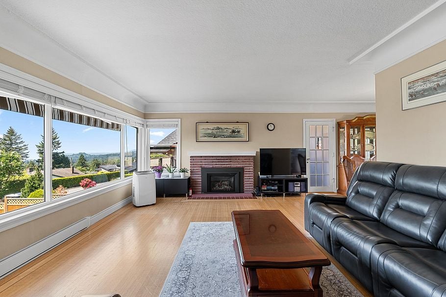 170 Carisbrooke Crescent North Vancouver, BC - 2