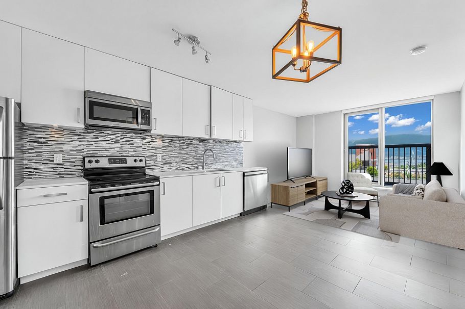 1011 66 W Cordova Street Vancouver, BC - 1