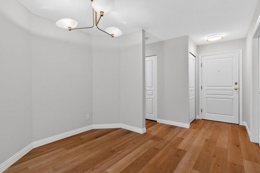 109 8460 Jellicoe Street Vancouver, BC - 2