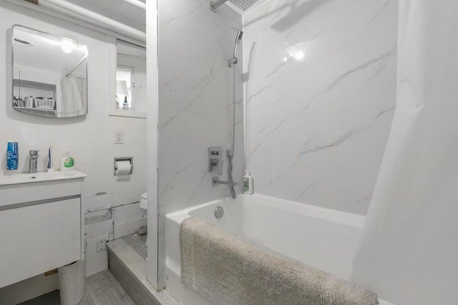 482 W 17th Avenue Vancouver, BC - 33