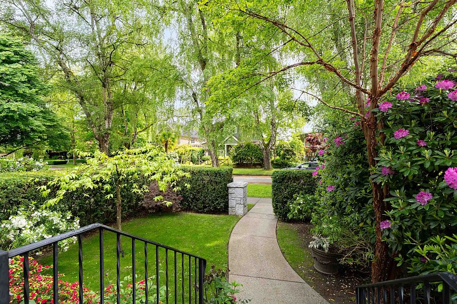 4275 W 14th Avenue Vancouver, BC - 2