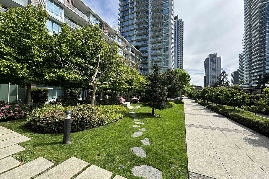 804 8031 Nunavut Lane Vancouver, BC - 5