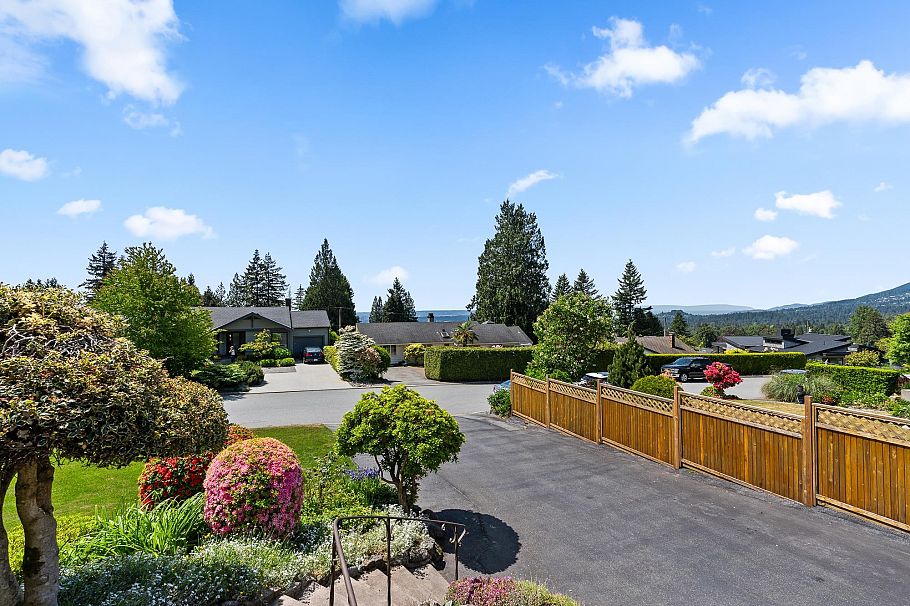 170 Carisbrooke Crescent North Vancouver, BC - 17
