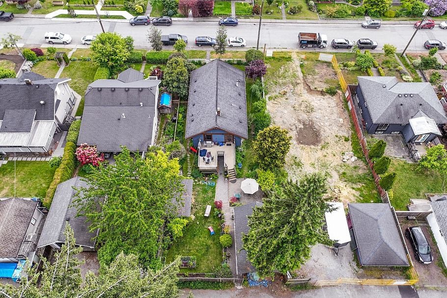 534 E 7th Street North Vancouver, BC - 36