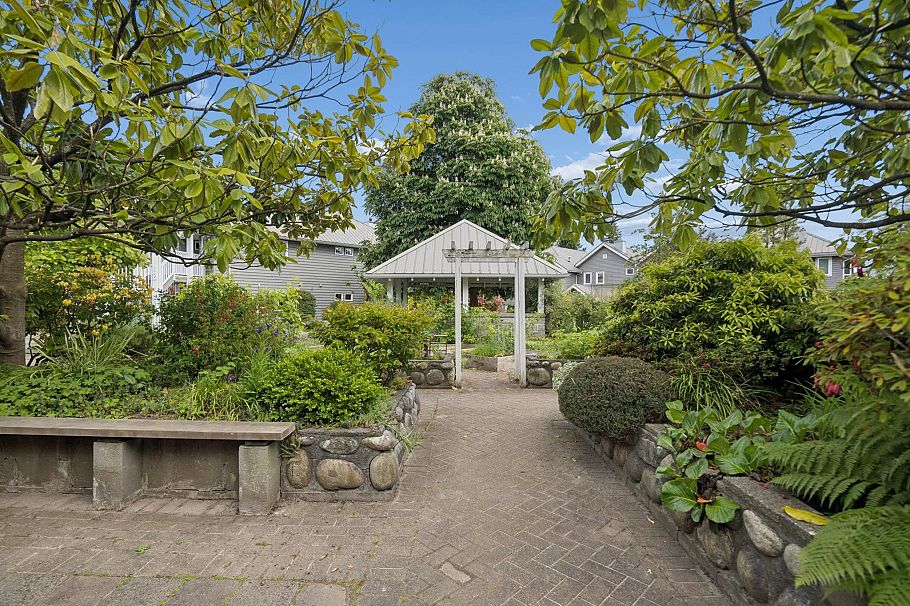 207 1518 Bowser Avenue North Vancouver, BC - 29