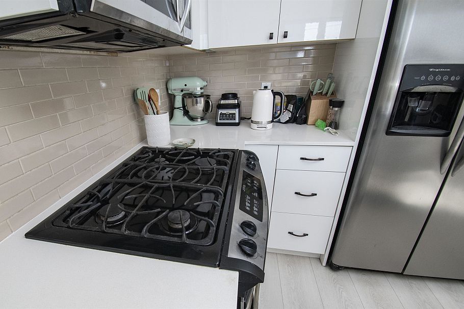 204 2483 Spruce Street Vancouver, BC - 5