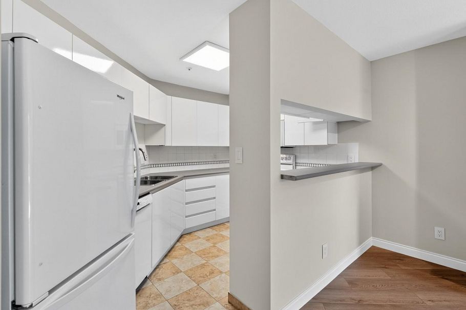 109 8460 Jellicoe Street Vancouver, BC - 7