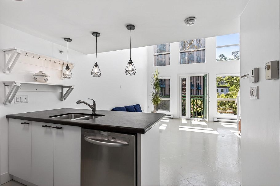 309 1 E Cordova Street Vancouver, BC - 2