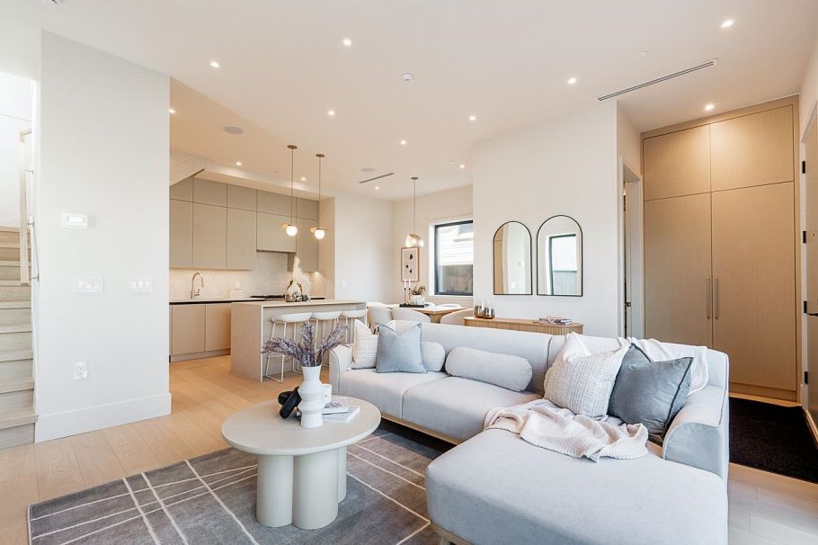 1 372 E 37th Avenue Vancouver, BC - 3