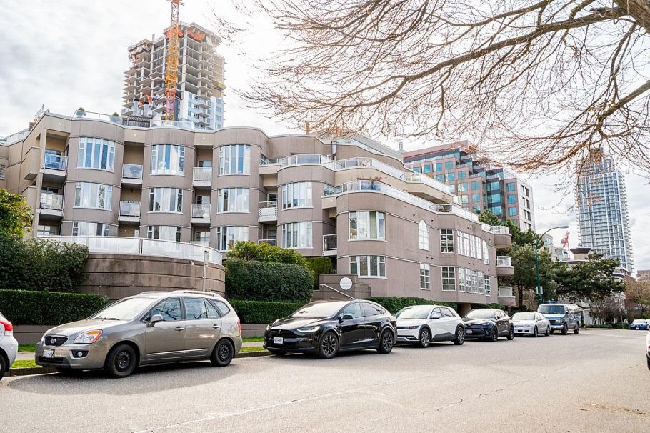 111 1236 W 8th Avenue Vancouver, BC - 1