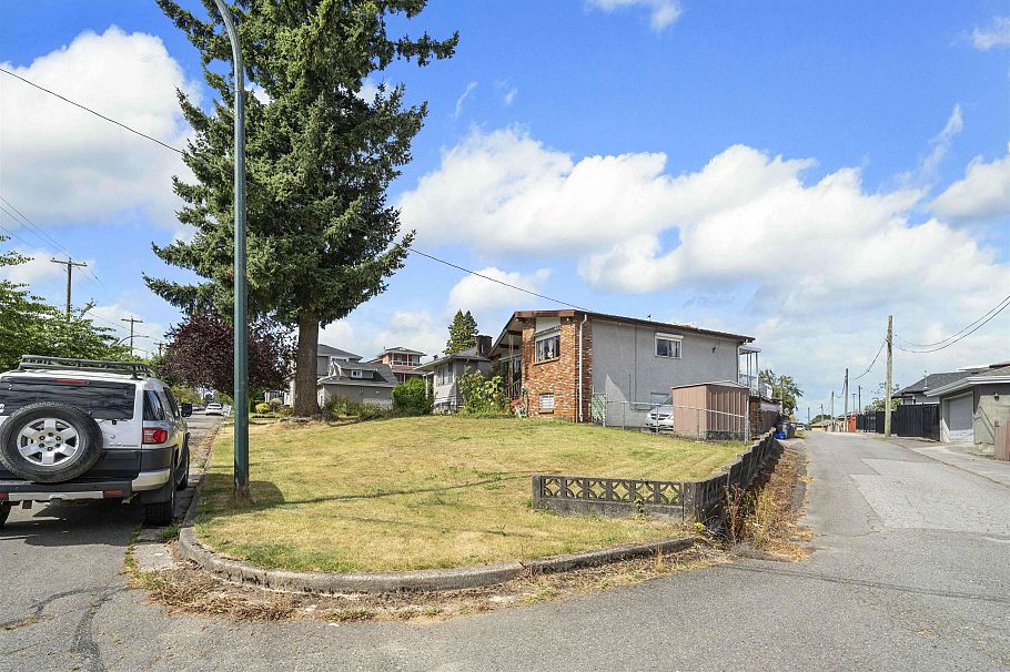 4561 Manor Street Vancouver, BC - 23