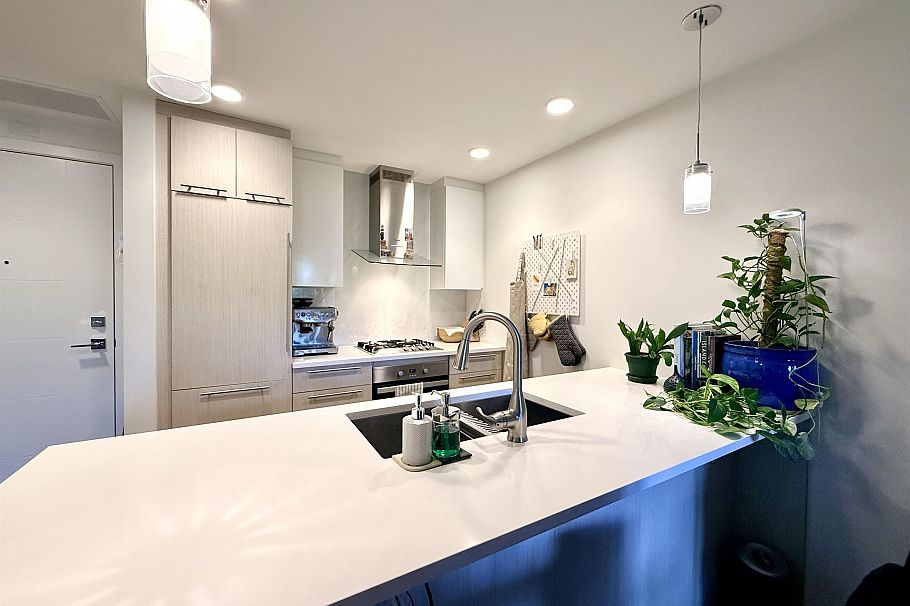 305 5033 Cambie Street Vancouver, BC - 5