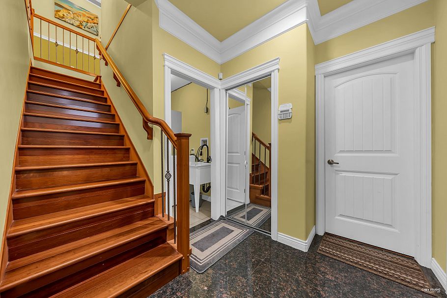 2160 E 54th Avenue Vancouver, BC - 2