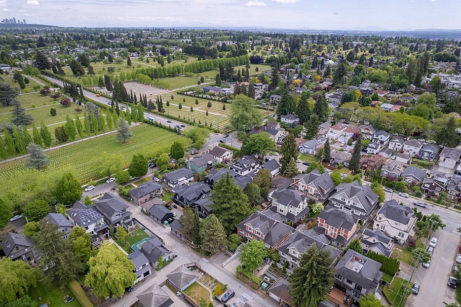 357 E 33rd Avenue Vancouver, BC - 33