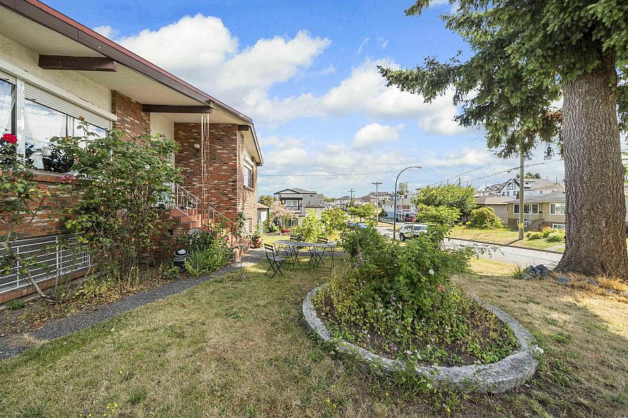 4561 Manor Street Vancouver, BC - 30