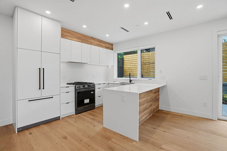 2 2438 E 20th Avenue Vancouver, BC - 3