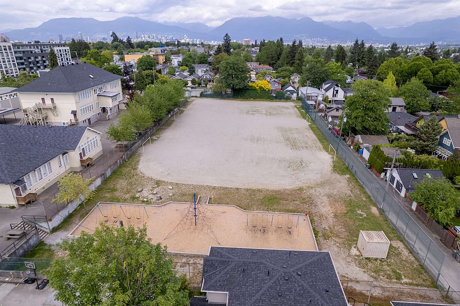 357 E 33rd Avenue Vancouver, BC - 39