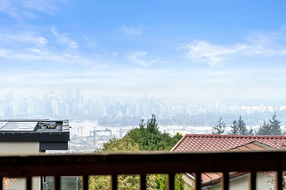 234 Rondoval Crescent North Vancouver, BC - 16