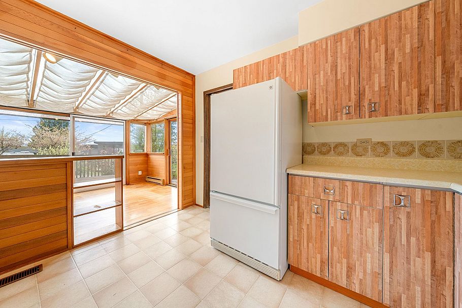 234 Rondoval Crescent North Vancouver, BC - 11