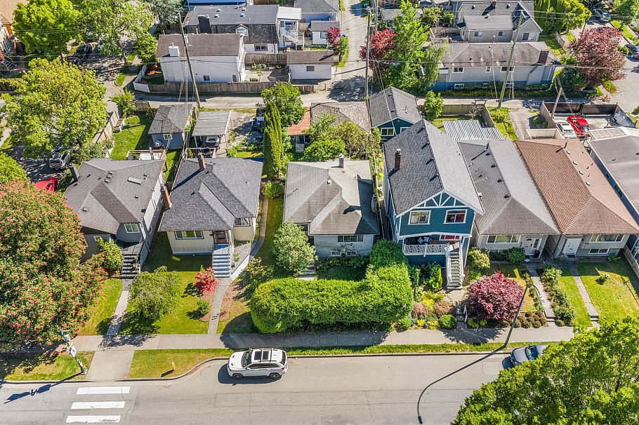 880 E 33rd Avenue Vancouver, BC - 3