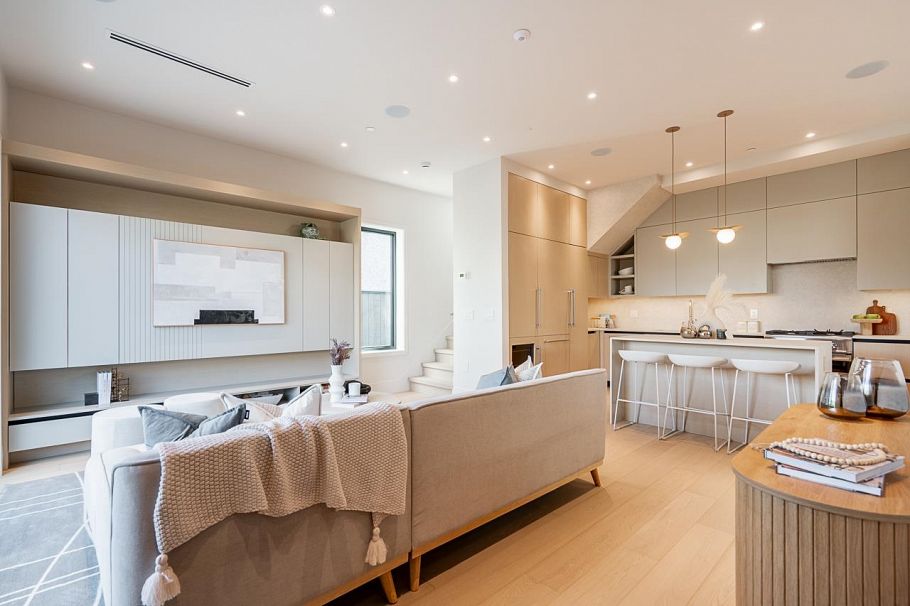 1 372 E 37th Avenue Vancouver, BC - 2