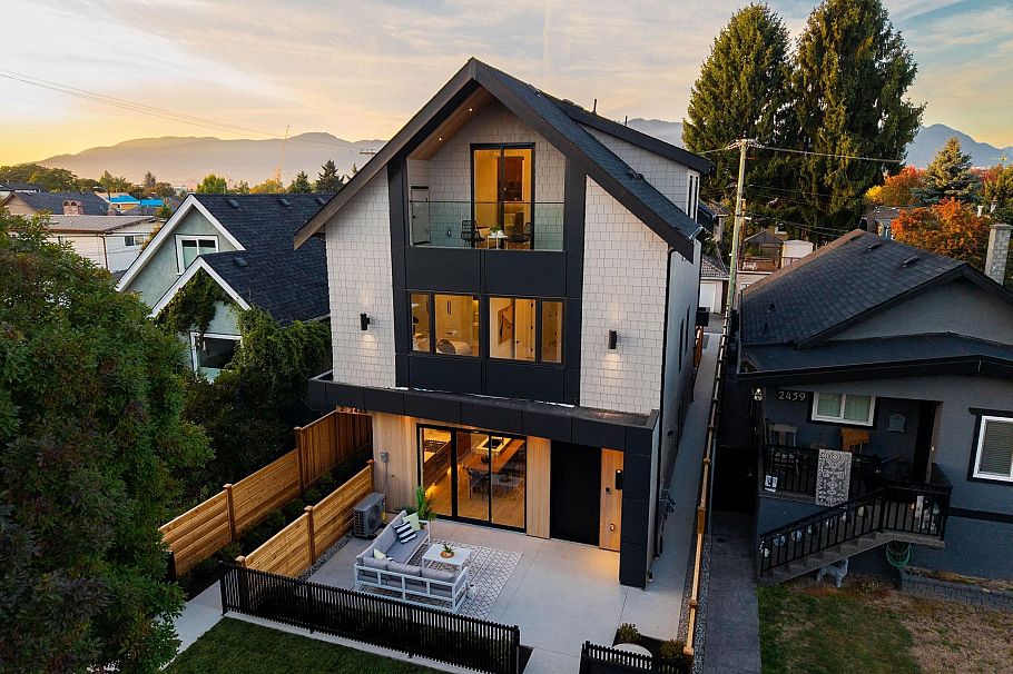 1 2435 Napier Street Vancouver, BC - 1
