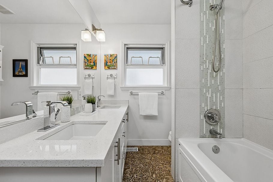 316 W 21st Street North Vancouver, BC - 21